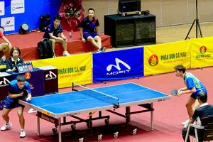 Tay vợt Nguyễn Anh Tú (trái) đã giành quyền vào chơi bán kết nội dung đơn nam. Ảnh: MINH CHIẾN