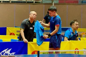Tay vợt Nguyễn Anh Tú được HLV Vũ Văn Trung điều chỉnh chuyên môn ngay khi gặp khó khăn trong thi đấu. Ảnh: MINH CHIẾN