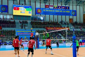 Các cầu thủ Đội tuyển Quân đội Việt Nam (áo đỏ) chơi áp đảo trước đội Myanmar. Ảnh: MINH CHIẾN