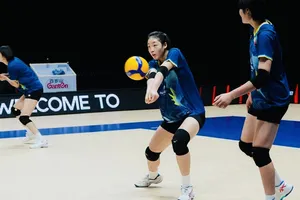 Cầu thủ nữ Việt Nam chuẩn bị kỹ lưỡng chuyên môn trước trận đấu với Hàn Quốc. Ảnh: VFV
