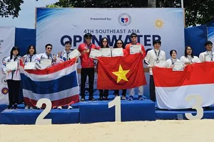 Các tuyển thủ của Việt Nam giành HCV tiếp sức 4x1.500m hỗn hợp nam nữ của hệ vô địch tại giải. Ảnh: MINH MINH