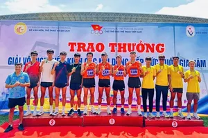 Đội tiếp sức trẻ 4x200m của U20 Công an Nhân dân đã giành HCV và phá kỷ lục. Ảnh: TRỊNH ĐỨC