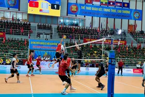 Đội tuyển bóng chuyền nam Quân đội Việt Nam (áo đỏ) đã giành chiến thắng tại bán kết (Ảnh: MINH CHIẾN)