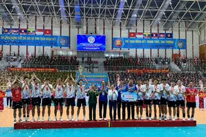 Cầu thủ Đội tuyển bóng chuyền Quân đội Việt Nam đã giành cúp vô địch (Ảnh: MINH CHIẾN)