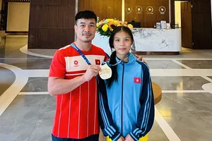 Tuyển thủ Lò Thị Hồng và HLV Nguyễn Thế Anh sau khi giành được HCV (Ảnh: NGUYỄN THẾ)
