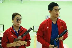 Hai xạ thủ hàng đầu của tổ súng ngắn thuộc Đội tuyển bắn súng Việt Nam: Trịnh Thu Vinh, Phạm Quang Huy (Ảnh: DŨNG PHƯƠNG)