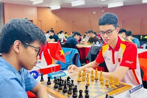 Kiện tướng Bành Gia Huy (áo đỏ) có cơ hội thi đấu tại Olympiad 2026 sắp tới (Ảnh: BÙI VINH)