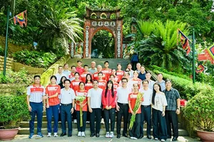 Đội tuyển điền kinh Việt Nam dâng hương tại Đền Hùng. Ảnh: HUY TRẦN