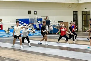 Đội tuyển đấu kiếm Việt Nam tập luyện chuyên môn chuẩn bị cho ASIAD 20. Ảnh: MINH CHIẾN
