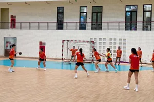 Đội tuyển bóng ném nữ Việt Nam tập luyện để hoàn thiện chuyên môn sẵn sàng dự ASIAD 20. Ảnh: MINH CHIẾN