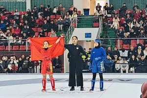 Võ sĩ Lò Thị Phung (áo đỏ) được trao suất dự môn MMA tại ASIAD 20. Ảnh: NGỌC HÒA