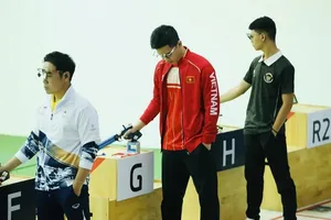 Xạ thủ Phạm Quang Huy đang tập trung chuẩn bị chuyên môn tốt nhất cho nội dung 10m súng ngắn hơi nam. Ảnh: DŨNG PHƯƠNG