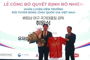Chủ tịch Liên đoàn bóng chày, bóng mềm Việt Nam - ông Trần Đức Phấn (phải) công bố tân HLV trưởng Đội tuyển bóng chày Việt Nam. Ảnh: DƯƠNG NGỌC