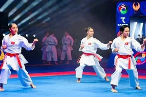 Đội tuyển karate Việt Nam tập trung chuẩn bị chuyên môn cho nội dung kata đồng đội nữ để tranh chấp huy chương tại ASIAD 20. Ảnh: AKF