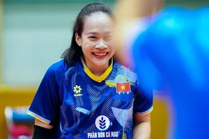 Chuyền hai Kim Thoa giữ được sự thoải mái trong buổi tập chuyên môn. Ảnh: VFV