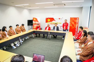 Chủ tịch Ủy ban Olympic Việt Nam Nguyễn Văn Hùng và Đại sứ Phạm Quang Hiệu gặp mặt Đoàn thể thao Việt Nam tại ASIAD 20. Ảnh: LƯỢNG LƯỢNG