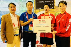 Võ sĩ Bùi Ngọc Nhi có tấm HCĐ và được đại diện Đoàn thể thao Việt Nam gặp mặt khen thưởng. Ảnh: VŨ SƠN