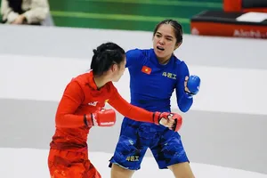 Lò Thị Phung đã tập trung thi đấu ở trận tứ kết. Ảnh: LƯỢNG LƯỢNG