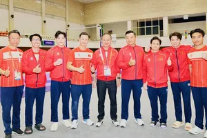 Trưởng đoàn thể thao Việt Nam Nguyễn Hồng Minh động viên Đội tuyển TDDC nam Việt Nam thi đấu. Ảnh: LƯỢNG LƯỢNG