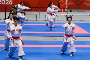 Võ sĩ karate nữ Việt Nam đã vào chung kết nội dung kata (biểu diễn) đồng đội. Ảnh: LƯỢNG LƯỢNG