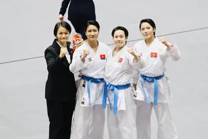 Đội kata nữ của karate Việt Nam đã xúc động sau chiến thắng ở trận chung kết. Ảnh: LƯỢNG LƯỢNG