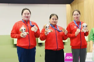 Nguyễn Thùy Trang (giữa) cùng Bùi Thúy Thu Thủy và Trịnh Thu Vinh đã có HCĐ đồng đội 10m súng ngắn hơi nữ. Ảnh: ĐOÀN TTVN