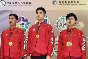 Phạm Quang Huy (giữa) tập trung thi đấu nội dung 10m súng ngắn hơi nam trong ngày tranh tài. Ảnh: MINH MINH