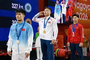 Trần Minh Trí (áo đỏ) đã có HCĐ tại ASIAD 20. Ảnh: PHÙNG CƯỜNG
