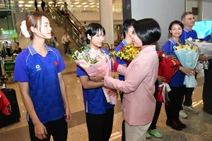 Phó Cục trưởng Cục TDTT Việt Nam Lê Thị Hoàng Yến tặng hoa chúc mừng các tuyển thủ. Ảnh: THÁI DƯƠNG