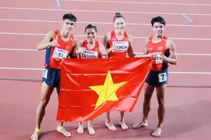 Các tuyển thủ điền kinh Việt Nam giành tấm HCĐ quan trọng ngày đầu tiên tranh tài tại ASIAD 20. Ảnh: LƯỢNG LƯỢNG