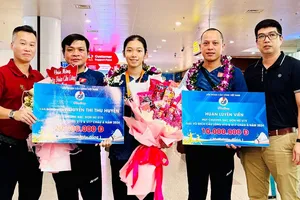 Ông Khoa Trung Kiên (áo đen, ngoài cùng bên phải) nhận vai trò tân Tổng thư ký Liên đoàn cầu lông Việt Nam. Ảnh: VBF