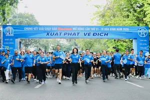 Giải chạy đã diễn ra sáng ngày 27-9 tại Hồ Hoàn Kiếm (Hà Nội). Ảnh: THU MINH