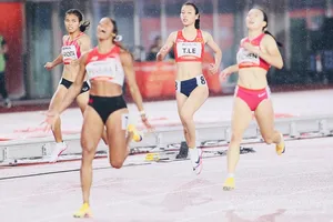 Lê Thị Cẩm Tú (8) đã về đích hạng 7 dù được chờ đợi có HCB nội dung 200m nữ tại ASIAD 20. Ảnh: LƯỢNG LƯỢNG