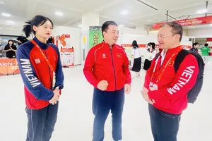 Tuyển thủ Nguyễn Thị Tâm (trái) được Trưởng đoàn thể thao Việt Nam Nguyễn Hồng Minh gặp mặt động viên tại ASIAD 20. Ảnh: LƯỢNG LƯỢNG