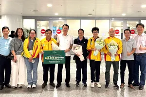 Các kỳ thủ Việt Nam được chào đón trở về tại khu vực Hà Nội. Ảnh: VCF