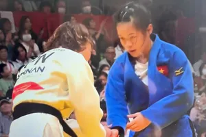 Lâm Thị Ngân Hà (áo xanh) để thua tại tứ kết hạng cân 52kg nữ môn judo ASIAD 20. Ảnh: OCA