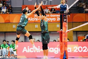 Cầu thủ bóng chuyền nam Việt Nam có thêm chiến thắng trước Uzbekistan. Ảnh: AINAGOC