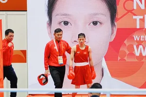 Chuyên gia Tawan Mungphing Klang và võ sĩ Nguyễn Thị Tâm luôn có mặt trên đài đấu tại ASIAD 20. Ảnh: LƯỢNG LƯỢNG