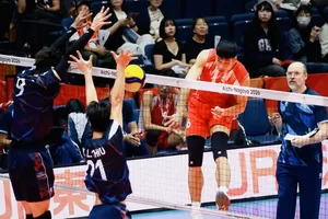 Đội tuyển bóng chuyền nam Việt Nam (áo đỏ) sẽ thi đấu lượt phân hạng trong ngày 1-10. Ảnh: AINAGOC
