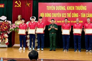 Các cá nhân được bằng khen trước thành tích chuyên môn tại Giải vô địch U23 quốc gia 2026. Ảnh: MINH CHIẾN