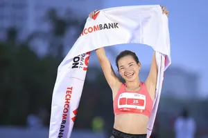 Nguyễn Thị Oanh vô địch cự ly bán marathon - 21km nữ trên đường chạy tại Hà Nội. Ảnh: Techcombank Marathon