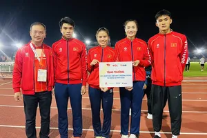 Đội điền kinh Việt Nam giành 1 HCĐ tại ASIAD 20 trong nội dung tiếp sức 4x400m hỗn hợp nam nữ. Ảnh: LƯỢNG LƯỢNG