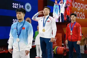 Lực sĩ Trần Minh Trí (áo đỏ) đã giành HCĐ tại ASIAD 20. Ảnh: PHÙNG CƯỜNG
