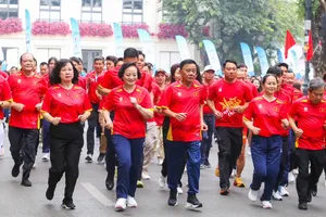 Lãnh đạo Đảng, Nhà nước tham gia chạy đồng hành tại Lễ phát động. Ảnh: LƯỢNG LƯỢNG