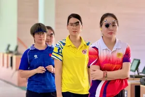 Xạ thủ Triệu Thị Hoa Hồng (áo vàng) của đội TPHCM tại giải đấu năm nay. Ảnh: CAO SƠN