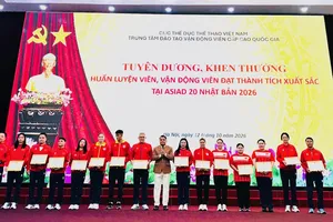 Các HLV, VĐV đạt thành tích xuất sắc tại ASIAD 20 đã được tuyên dương, khen thưởng. Ảnh: MINH MINH