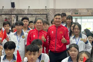 Tuyển thủ Nguyễn Thị Tâm nhận được sự quan tâm của các bạn trẻ học sinh trong buổi giao lưu. Ảnh: MINH ĐỨC