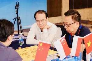 Kỳ thủ Nguyễn Thành Bảo (áo trắng) của cờ tướng Việt Nam thi đấu tại Trung Quốc lần này. Ảnh: VXF