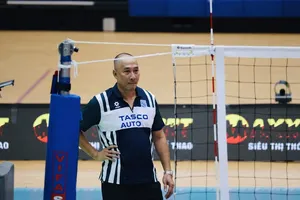 HLV Nguyễn Tuấn Kiệt và đội nữ Hà Nội để thua trận thứ 2. Ảnh: DŨNG PHƯƠNG