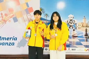 Bảo Linh (phải) và Mạnh Đức đã có huy chương tại giải vô địch trẻ thế giới 2026. Ảnh: VIETNAMCHESS